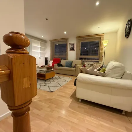 Nice 3Bed Apartment Only 3 Stops To London Centre Exterior photo