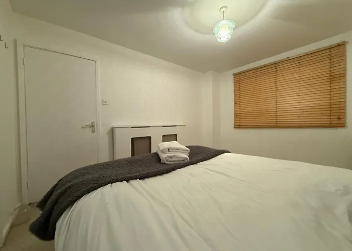 Nice 3Bed Apartment Only 3 Stops To London Centre