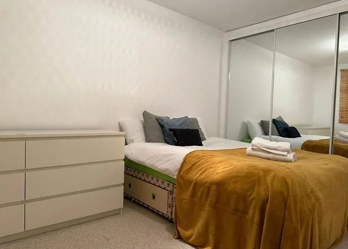 Nice 3Bed Apartment Only 3 Stops To London Centre