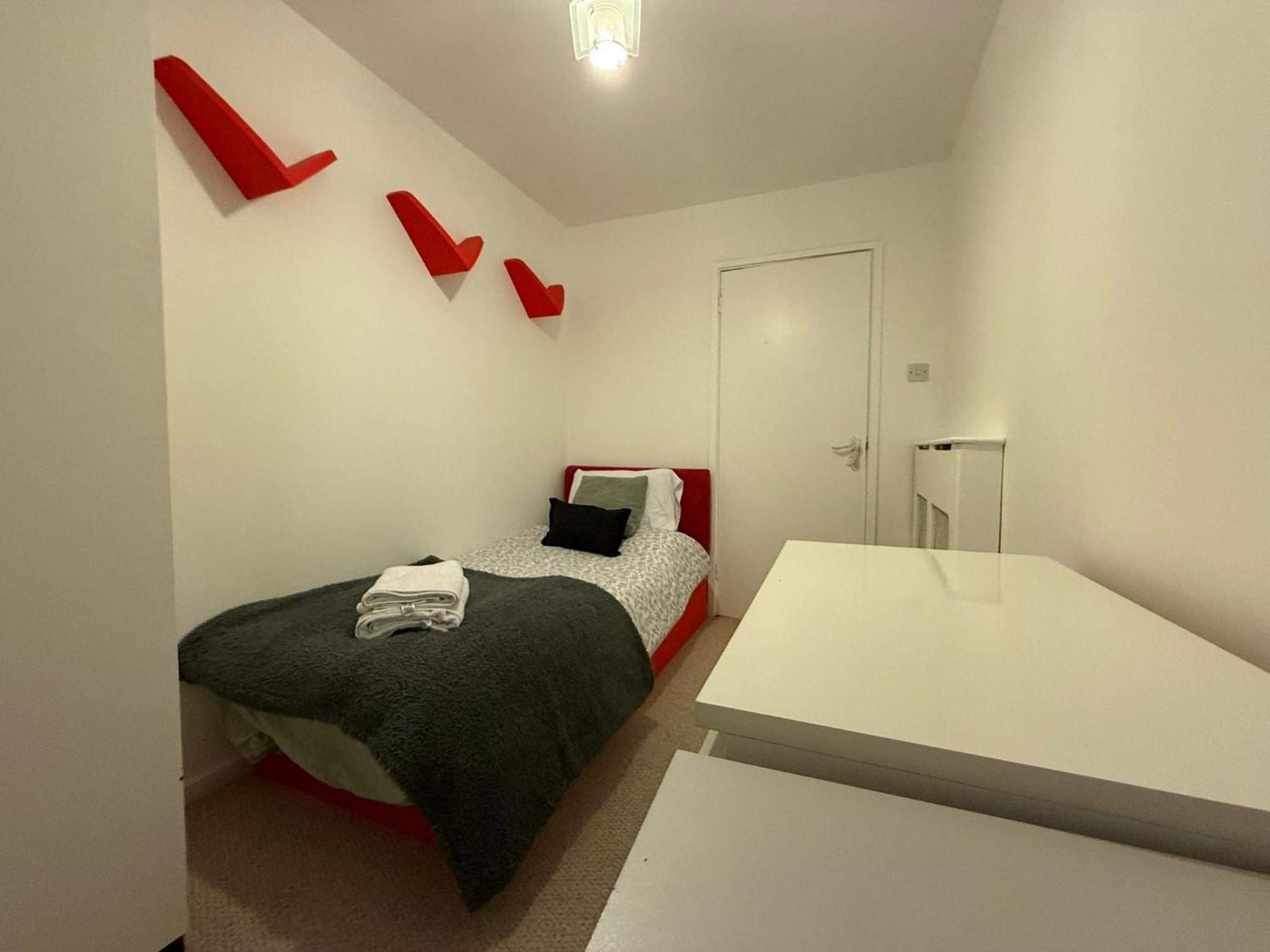 Апартаменты 3bed Only 3 Stops To Centre *