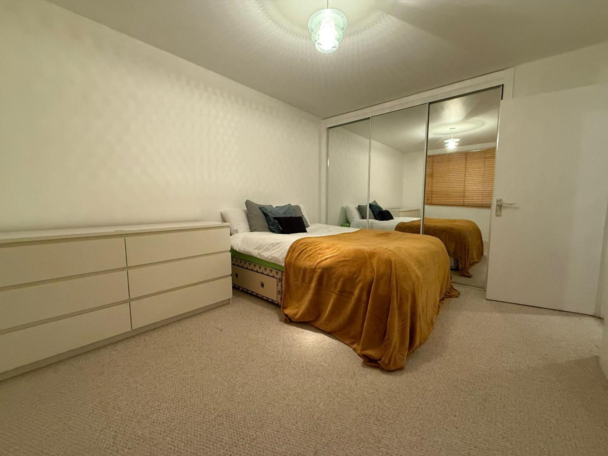 Апартаменты 3bed Only 3 Stops To Centre Лондон