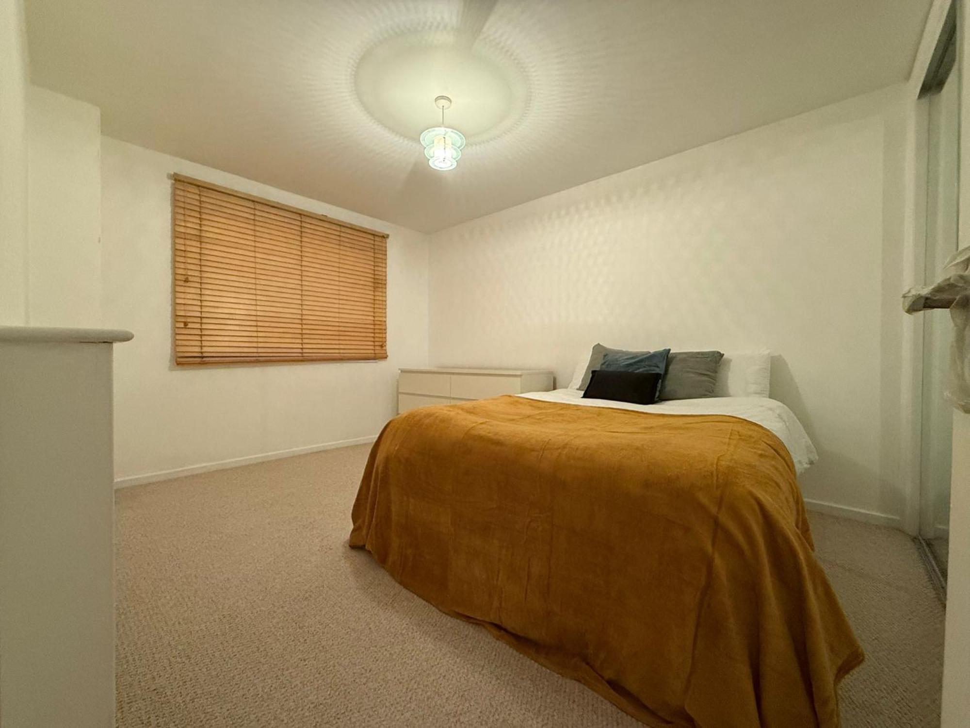 Апартаменты 3bed Only 3 Stops To Centre Лондон